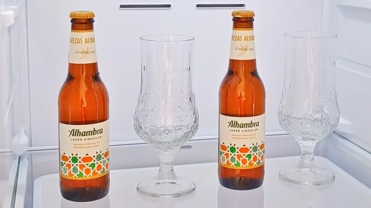 Obsequio cerveza Alhambra en el frigorífico