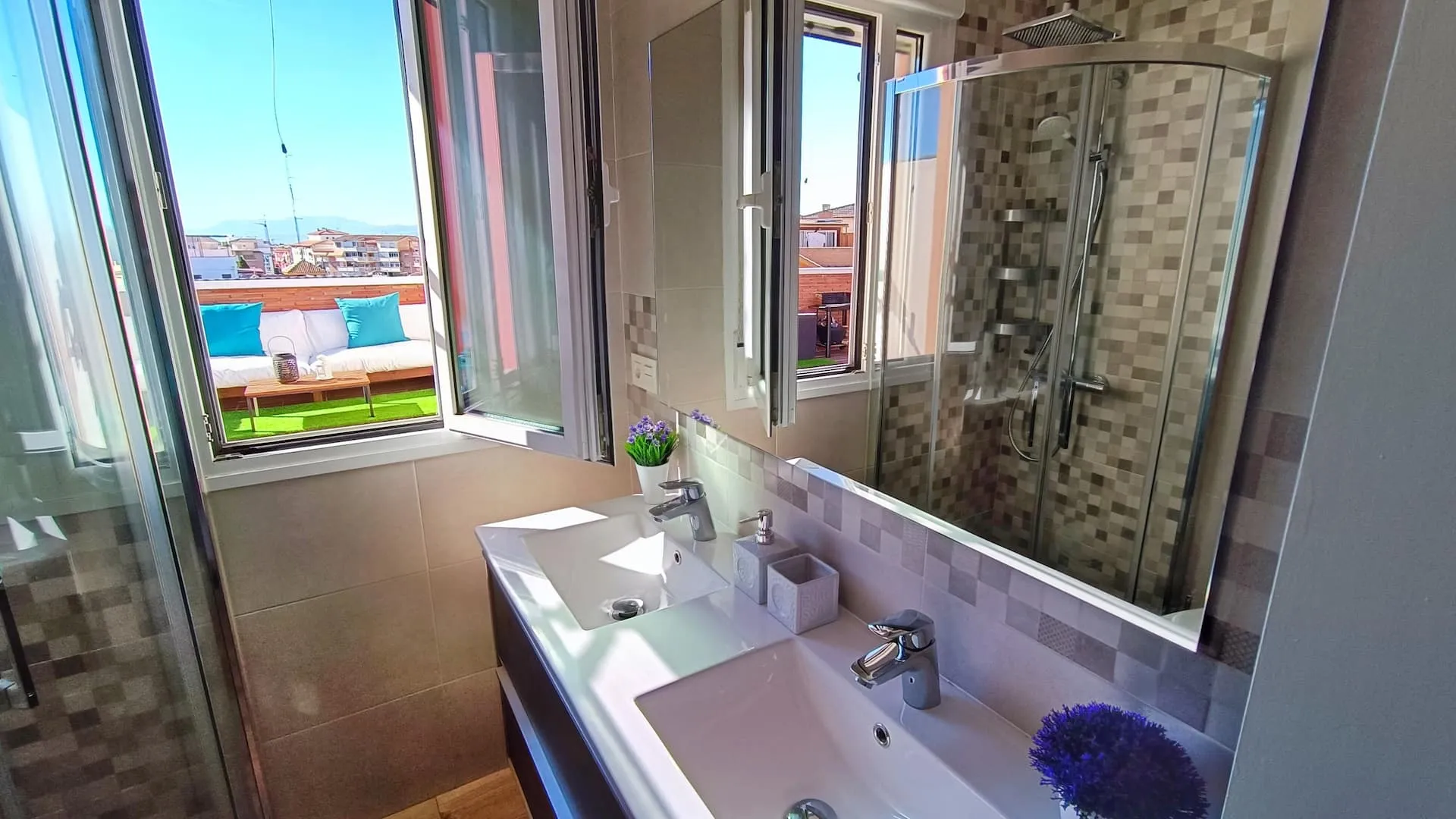 Baño con vista a la terraza privada