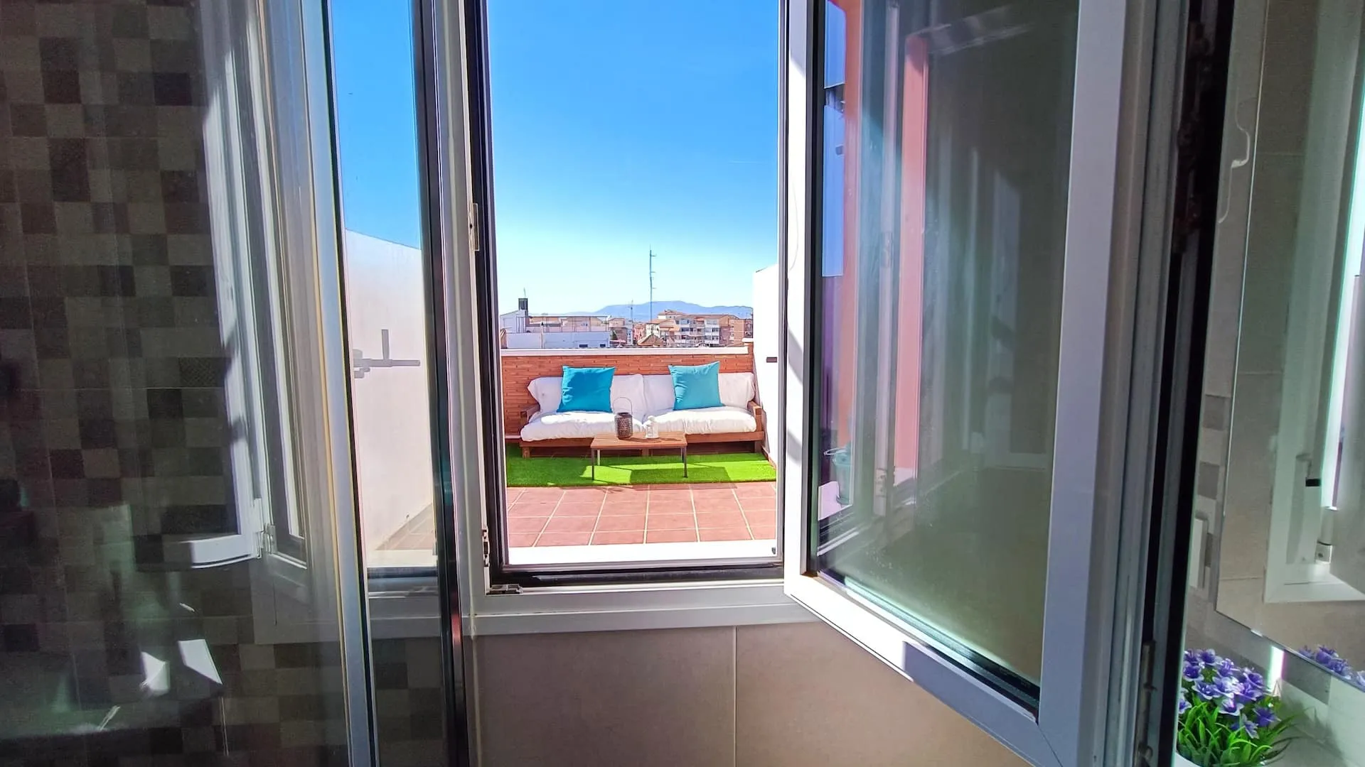 Baño con vista a la terraza privada 2