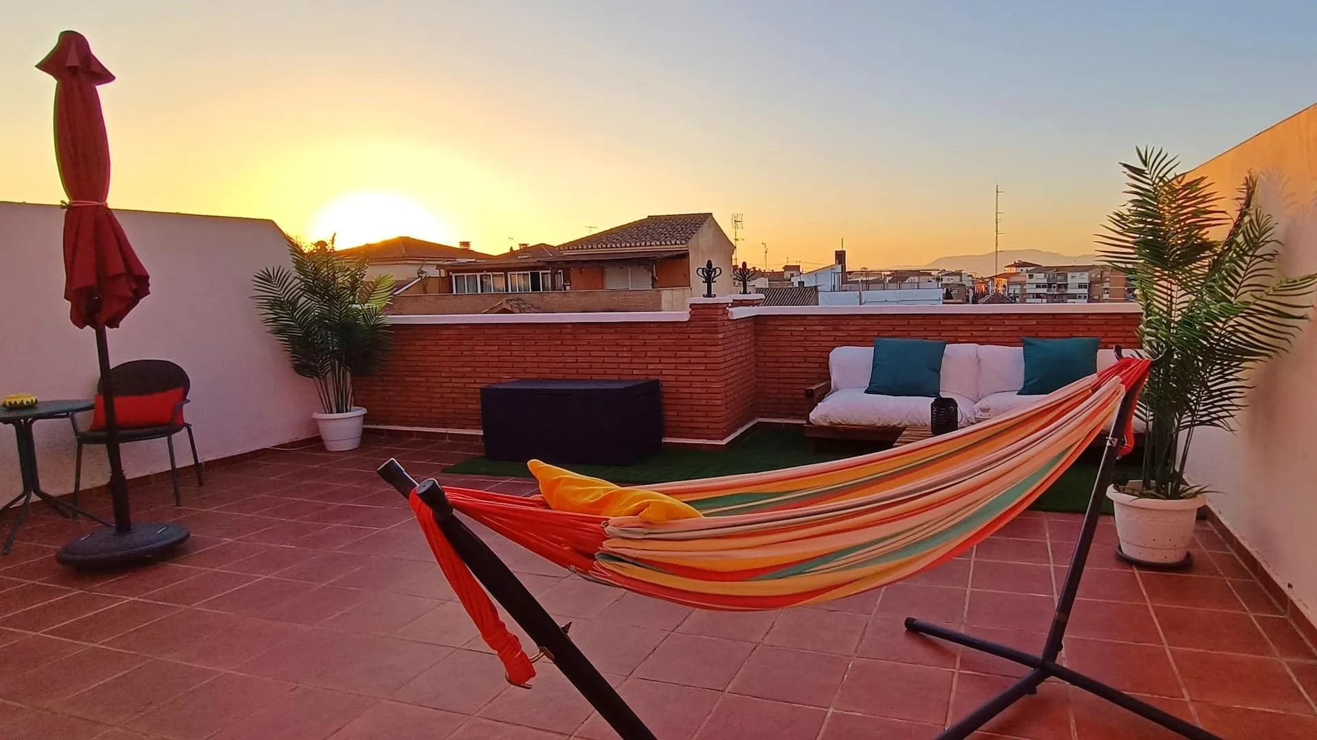 Disfruta del atardecer en la gran terraza